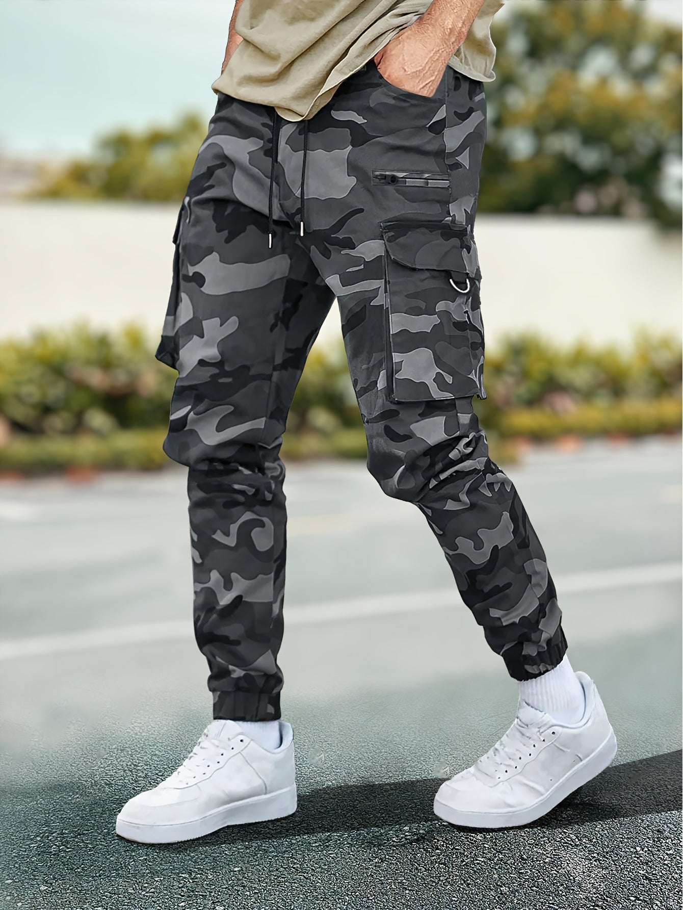 Men's Camouflage Print Cargo Pants with Drawstring Waist and Flap Pockets, Durable Polyester, Machine Washable - Ideal for Outdoor Activities, Camouflage Pants